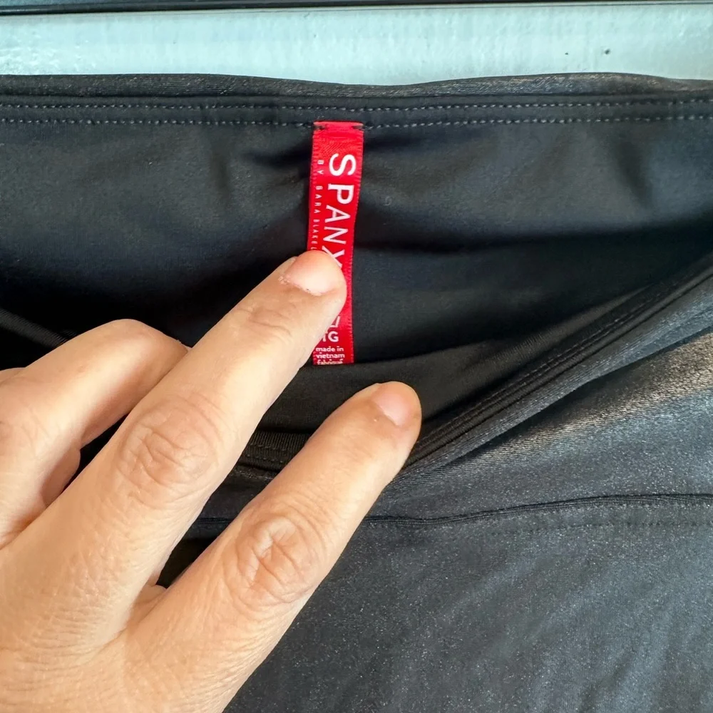 SPANX Shiny Black Leggings - Picture 2 of 4